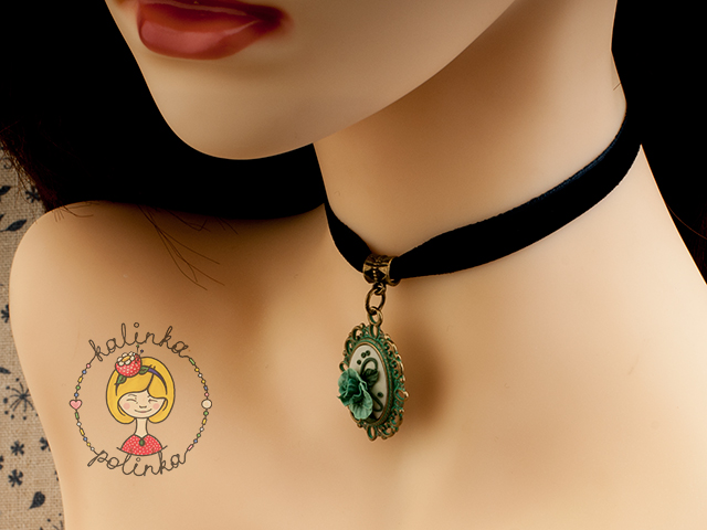 Чокер с кулоном.