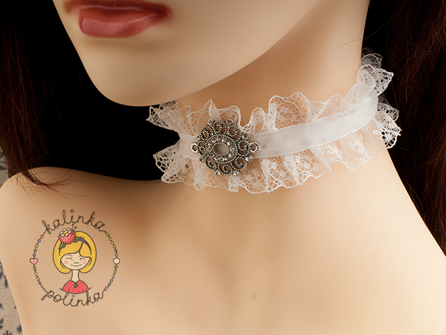 Чокер на ленте с рюшечками.