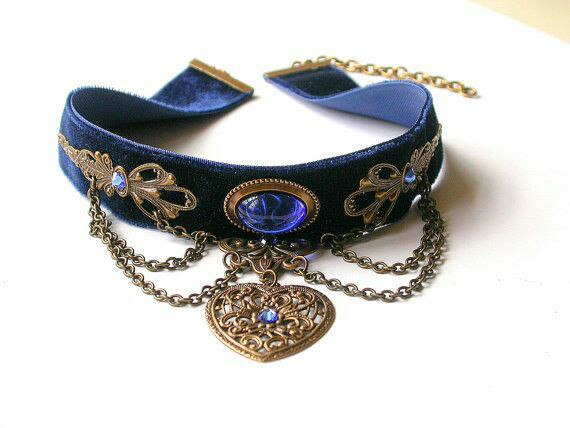 Чокер с кулоном сердечком.