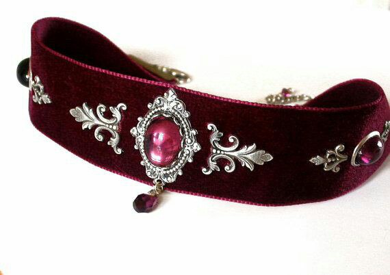 Чокер с винтажной фурнитурой.