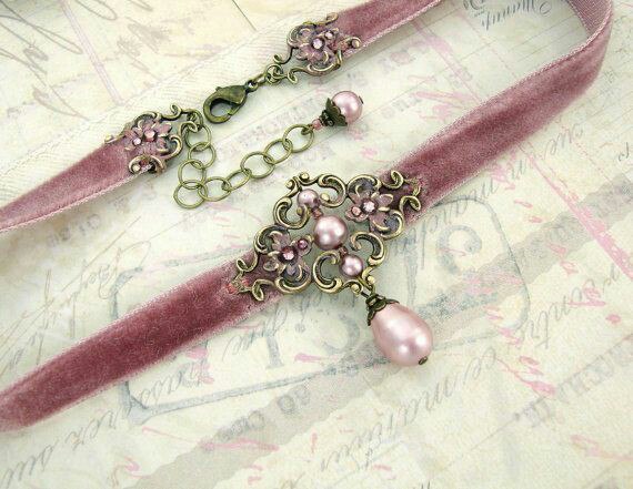 Чокер с бронзовой фурнитурой.