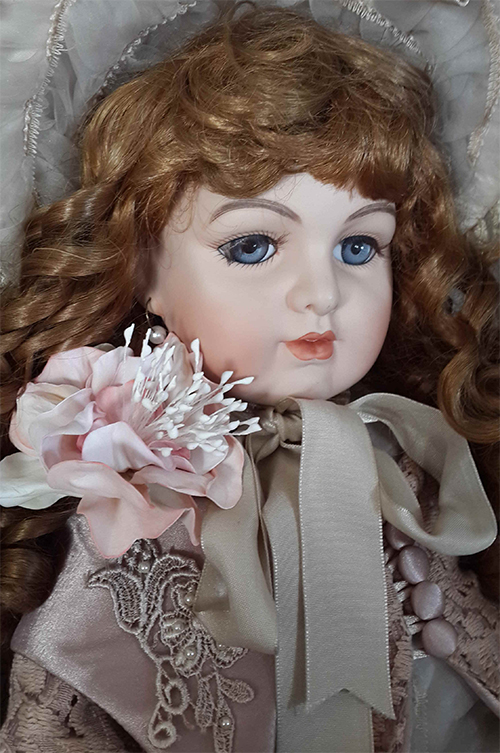 кукла старинная с цветком