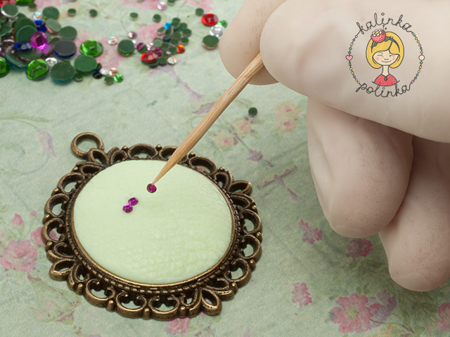 как приклеть термоклеевые стразы на полимерную глину