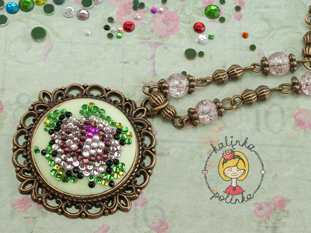 кулон из полимерной глины в винтажном стиле