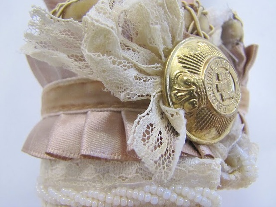 Бусины, ажурные и атласные ленты