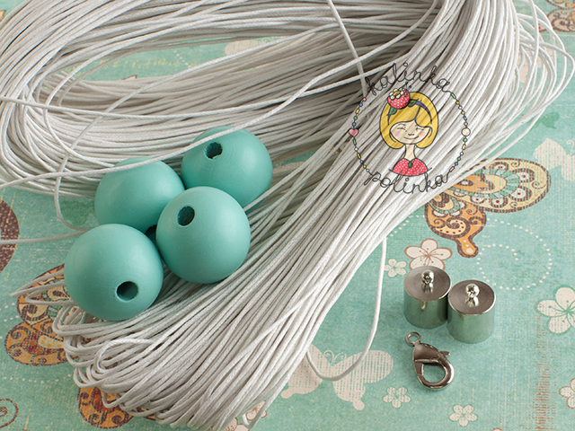 вощеный шнур в пасме и деревянные бусины