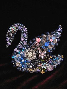 Лебедь с пайетками.