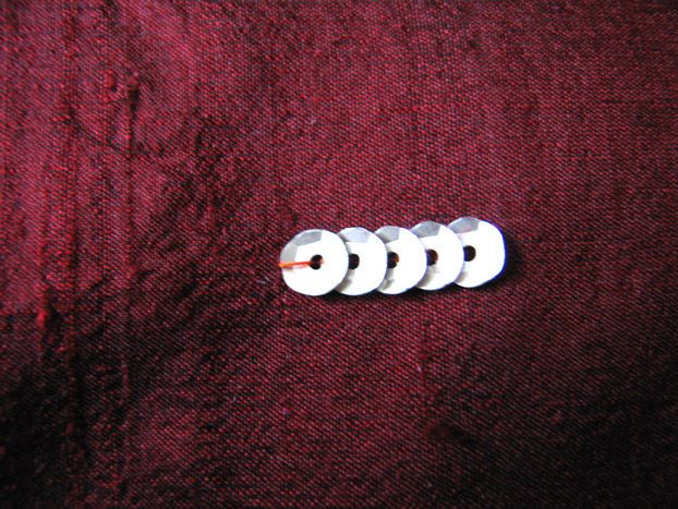 Как пришить пайетки.