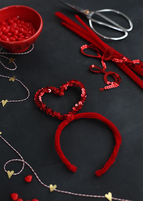 Ободок с сердцем, расшитый пайетками.