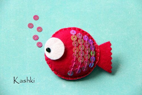 Брошка с пайетками.