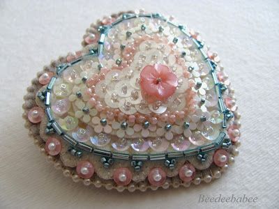 Брошка с пайетками.